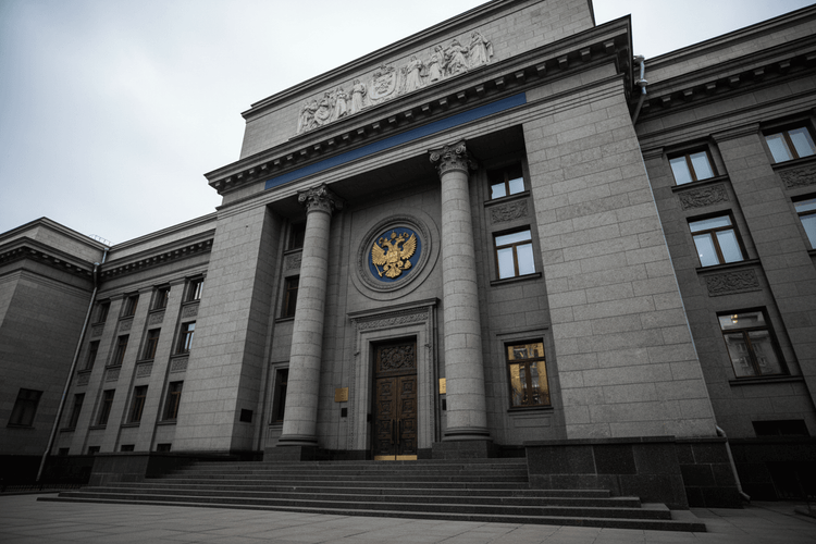 Russische Zentralbank überrascht mit 50-Basispunkte-Zinssenkung auf 15,5 Prozent
