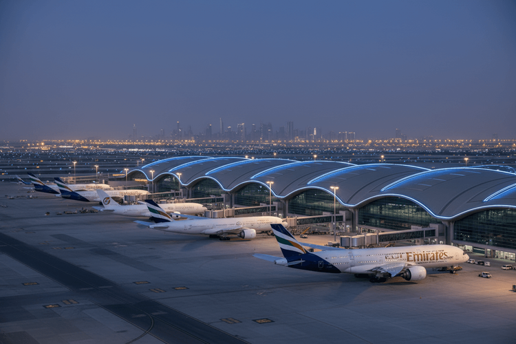 Drohnenangriffe bei Dubai verschärfen globales Luftfahrt-Chaos