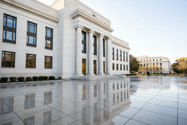 Fed signalisiert Zinssenkungen bei erwartetem Inflationsrückgang weiterhin