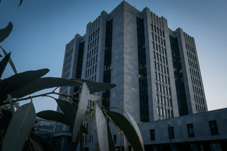 Australiens Notenbank droht mit weiteren Zinserhöhungen bei hartnäckiger Inflation