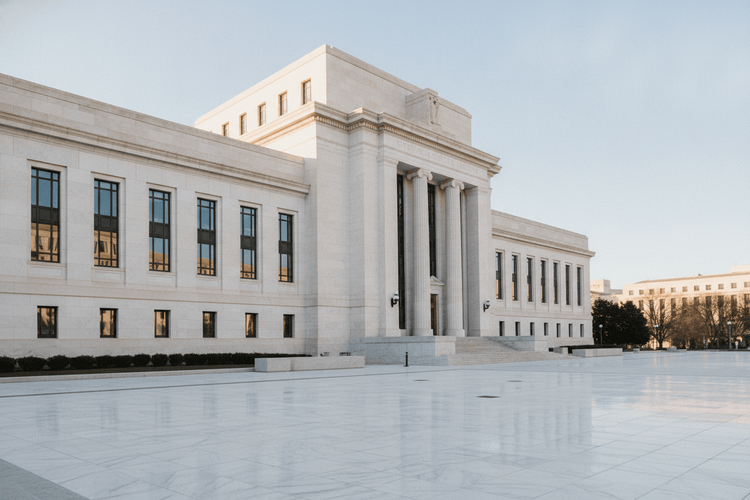 Bessent unterstützt Warsh bei Abschaffung des Fed-Dot-Plot