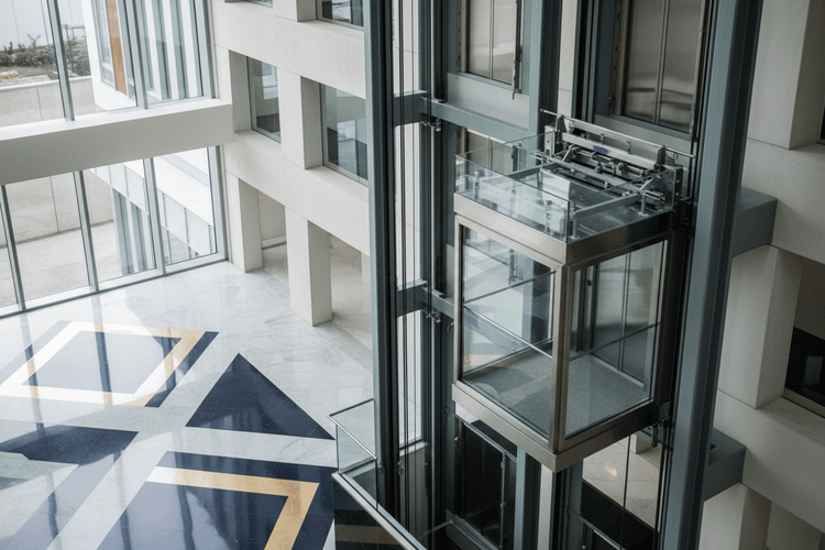 J.P. Morgan sieht defensiven Wert in europäischen Aufzugsaktien