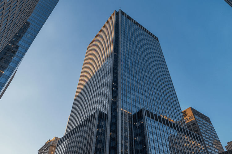 JPMorgan Chase erhöht Dividende um 10% und startet 50-Milliarden-Rückkaufprogramm