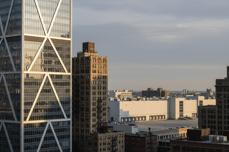 US-Gewerbeimmobilien: Transaktionsvolumen sinkt, Bürosegment überrascht positiv