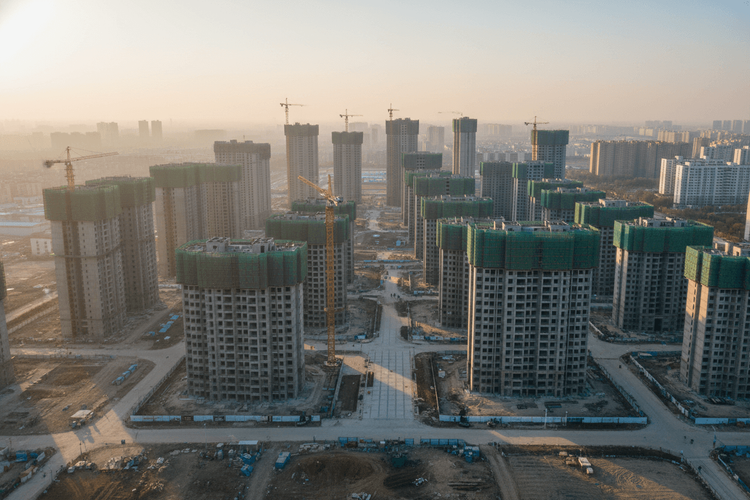 Chinas Immobilienpreise: Langsamerer Rückgang und Erholung bis 2027 erwartet