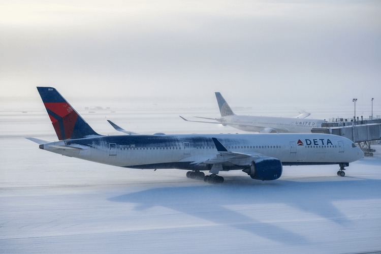 Wintersturm trifft US-Airline-Aktien: Massive Flugausfälle belasten Kurse