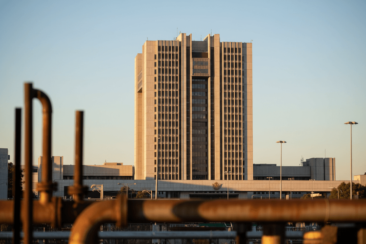 Südafrikas Zentralbank warnt vor Inflationsrisiken durch Nahostkonflikt