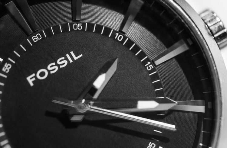 Fossil-Aktie bricht nach Fristverlängerung ein