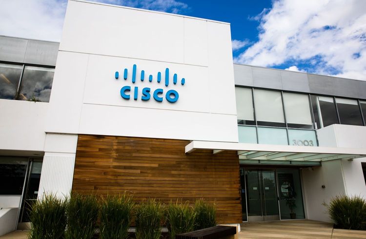 Cisco hebt Prognose an