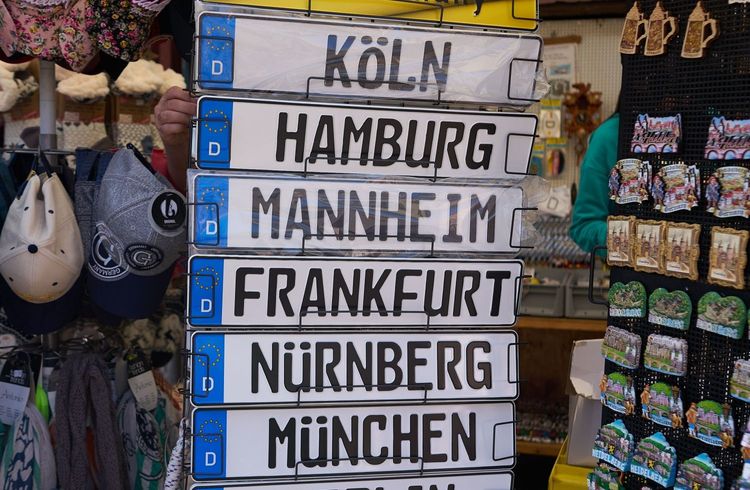 Neue Autokennzeichen für mehr lokale Identität