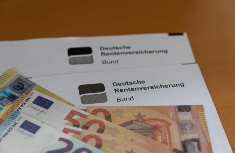 Reiche Rentner sollen ärmere finanziell stützen