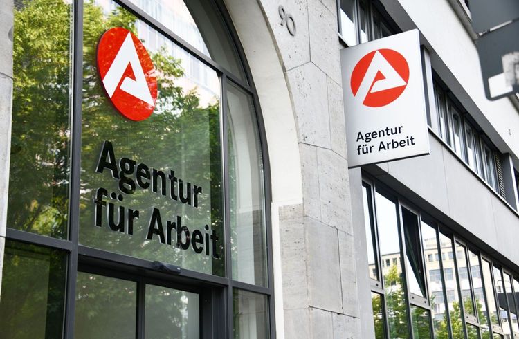 Arbeitslosenzahl sinkt unter drei Millionen