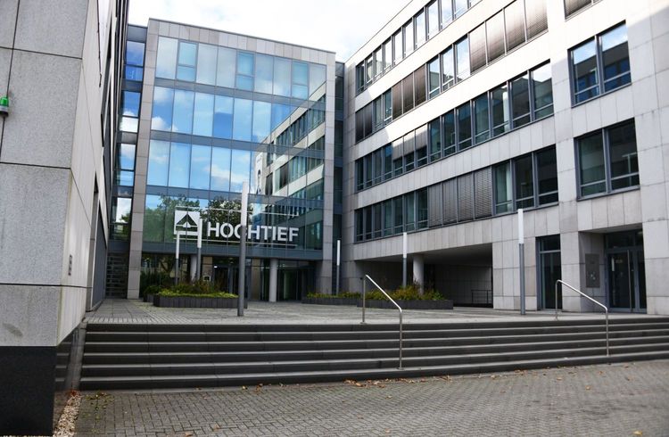 Hochtief hebt Prognose kräftig an