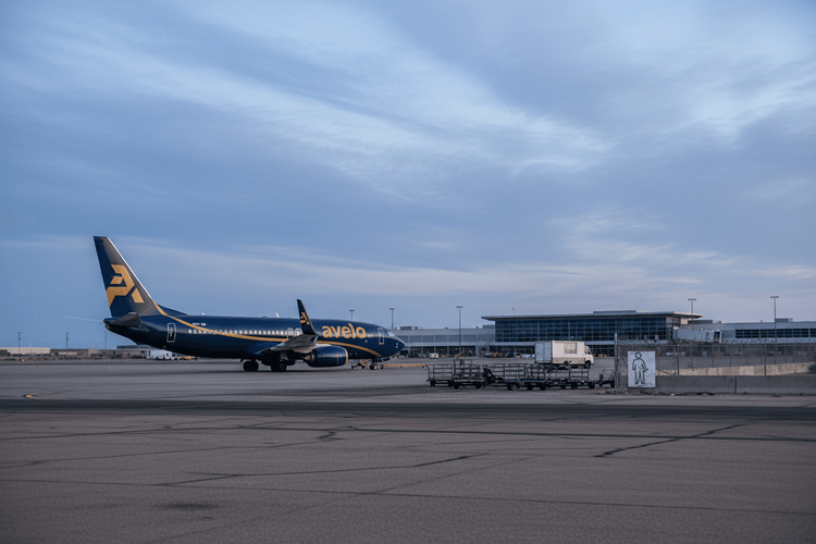Avelo Airlines beendet Abschiebeflüge und schließt Drehkreuz