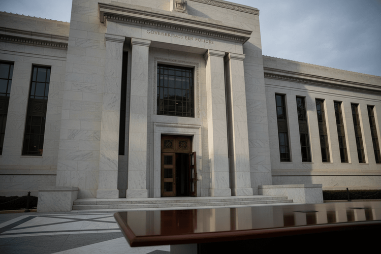 Fed-Gouverneur Miran signalisiert Bereitschaft für längere Amtszeit