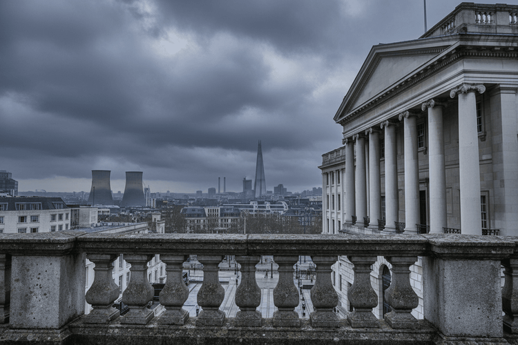 UBS sieht britisches Pfund durch Nahost-Konflikt gefährdet