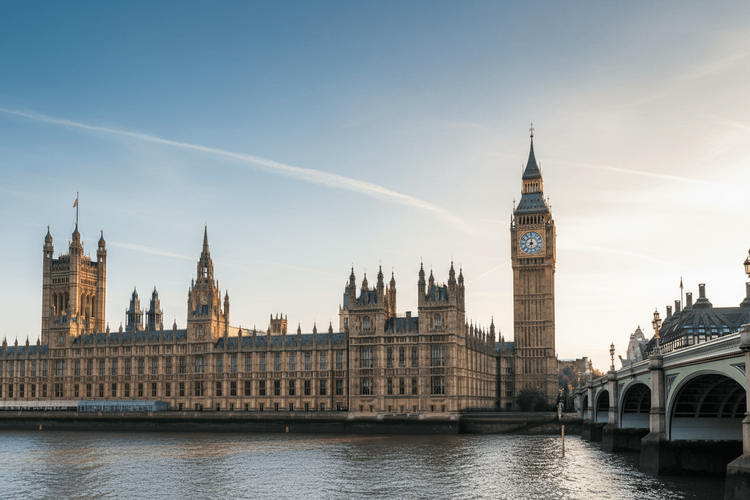 Britisches Pfund unter Druck: Politische Krise belastet Währung