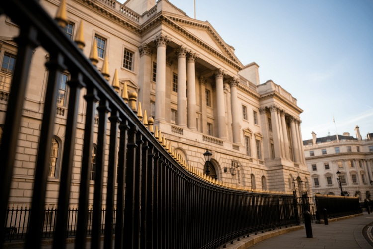 Britisches Pfund hält 10-Wochen-Hoch zum Wochenschluss