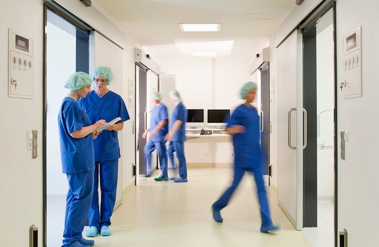 Kommunale Klinikärzte demonstrieren für höhere Löhne