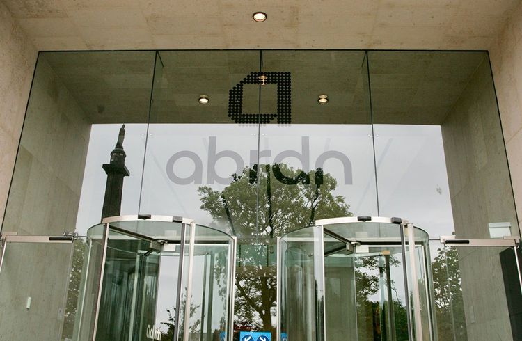 Martin Gilbert tritt wegen Interessenkonflikten aus dem Vorstand der Abrdn-Fonds zurück