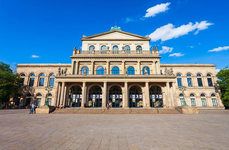 Hannover führt innovative Bezahlkarte für Geflüchtete ein