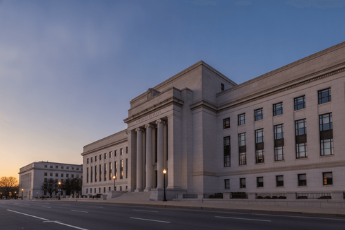 Fed hält Zinsen stabil: Warsh diskutiert künftige Marktrolle