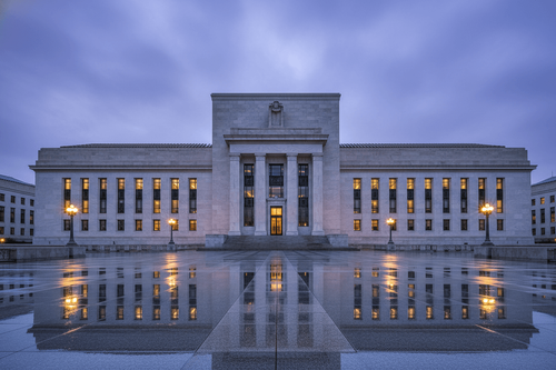 Fed könnte 2026 Zinsen erhöhen: Diese Aktien profitieren