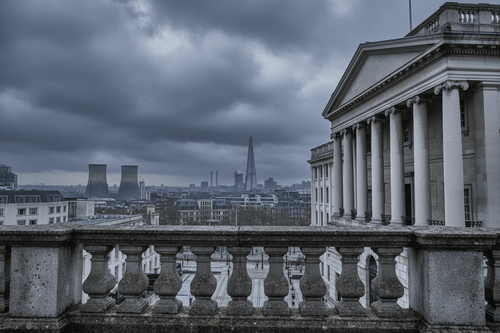UBS sieht britisches Pfund durch Nahost-Konflikt gefährdet