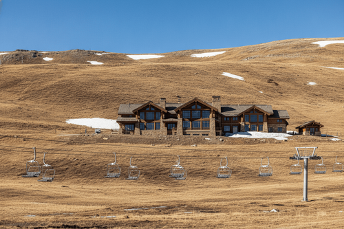 Vail Resorts Aktie bricht nach Prognosesenkung und Gewinnverfehlung ein