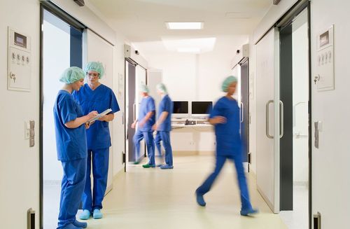 Kommunale Klinikärzte demonstrieren für höhere Löhne