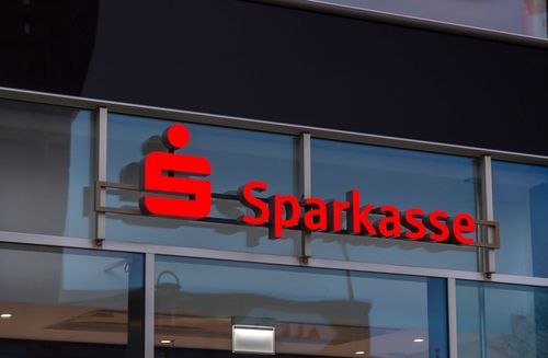 Verbraucherschützer setzen sich für Verbesserungen bei den Sparkassen ein