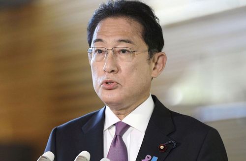 Fumio Kishida unterstützt die ultralockere Politik der Bank of Japan trotz des Yen-Einbruchs