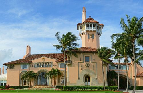 Donald Trump sagt, FBI-Agenten hätten seine Residenz in Mar-a-Lago durchsucht