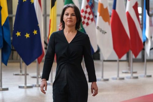 Baerbock verspricht deutsches Öl-Embargo