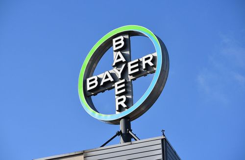 Bayer hebt Prognosen an