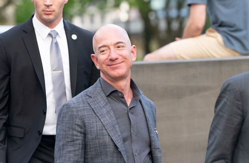 Jeff Bezos und Jay-Z bereiten Angebot für NFL-Team Washington Commanders vor