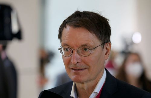Lauterbach kündigt höhere Beiträge zur Krankenversicherung an