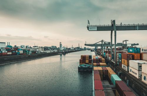 Exporteinbruch und Produktionsrückgang belasten Wirtschaft