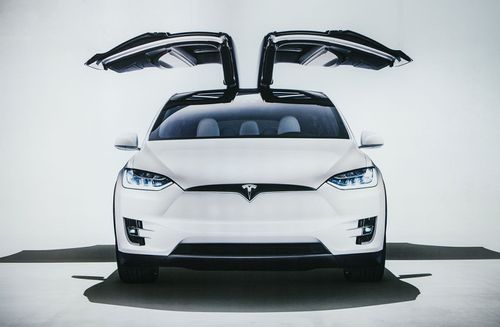 Tesla-Mitarbeiter alarmieren vor Autopilot-Fehlern